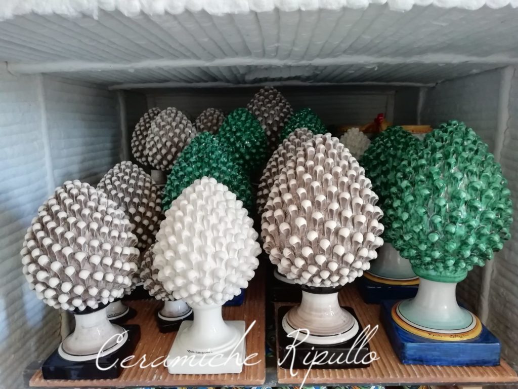 Caltagirone ceramic pine cones, ceramic pine cones, Sicilian pine cones, Sicilian pine cones, decorated pine cones, ceramic pine cones catalog, Caltagirone pine cones prices,