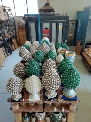 produzione di pigne in ceramica
