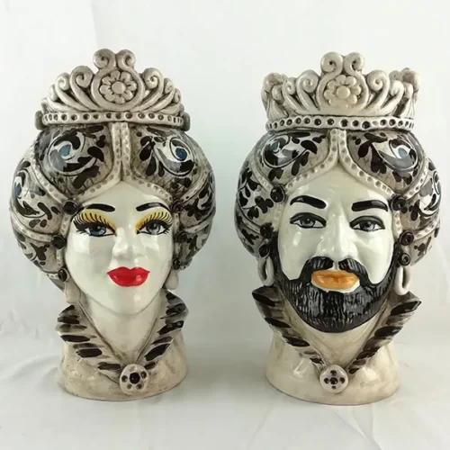 Moderna coppia di teste di Moro in ceramica con decoro nero